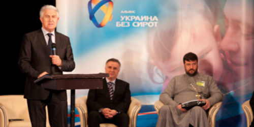 «Я вірю, що в України є майбутнє, бо Україну любить Бог!» – Старший єпископ Михайло Паночко на Саміті на захист сиріт.
