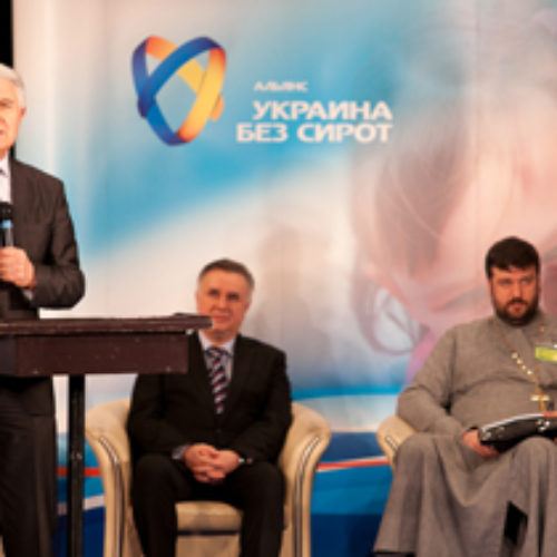 «Я вірю, що в України є майбутнє, бо Україну любить Бог!» – Старший єпископ Михайло Паночко на Саміті на захист сиріт.