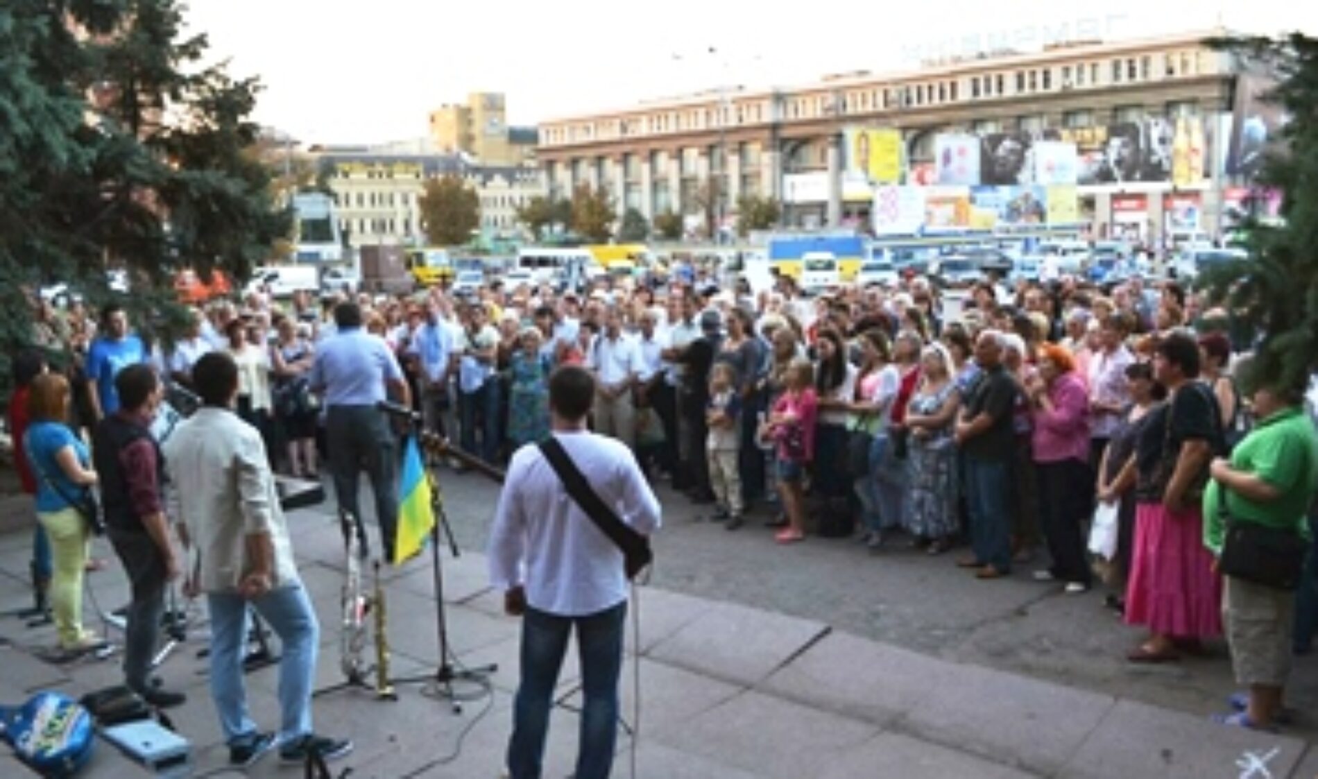 Вже півроку центральна площа Дніпропетровська служить місцем молитви і доброчинності