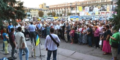 Вже півроку центральна площа Дніпропетровська служить місцем молитви і доброчинності