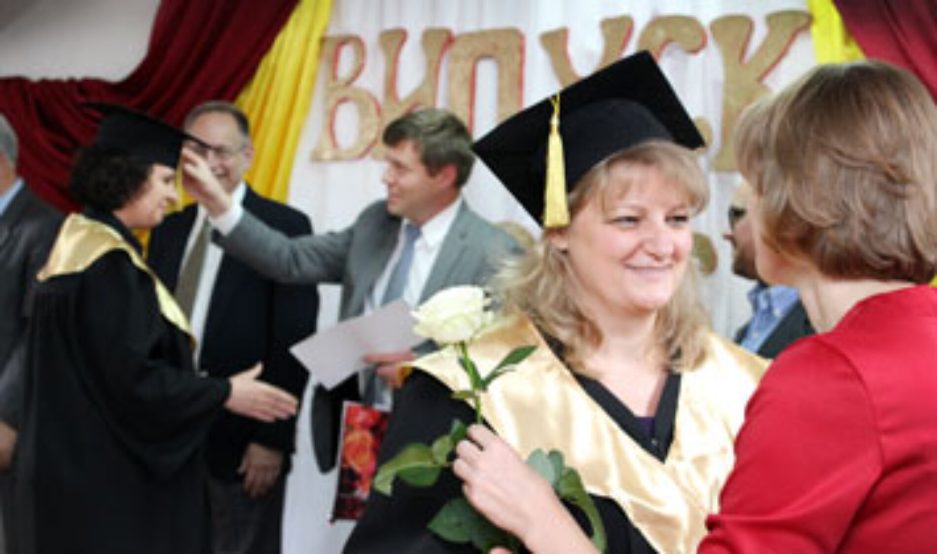 У КБІ вручали дипломи випускникам першої групи служителів для людей з вадами слуху