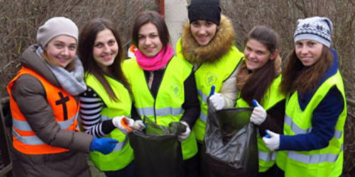 Євангелізація у спецодягу – віруюча молодь Івано-Франківська взялася за прибирання міста