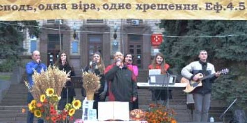 День подяки у  Дніпрі провели на центральній площі міста, пастори різних церков прославили Бога спільним співом