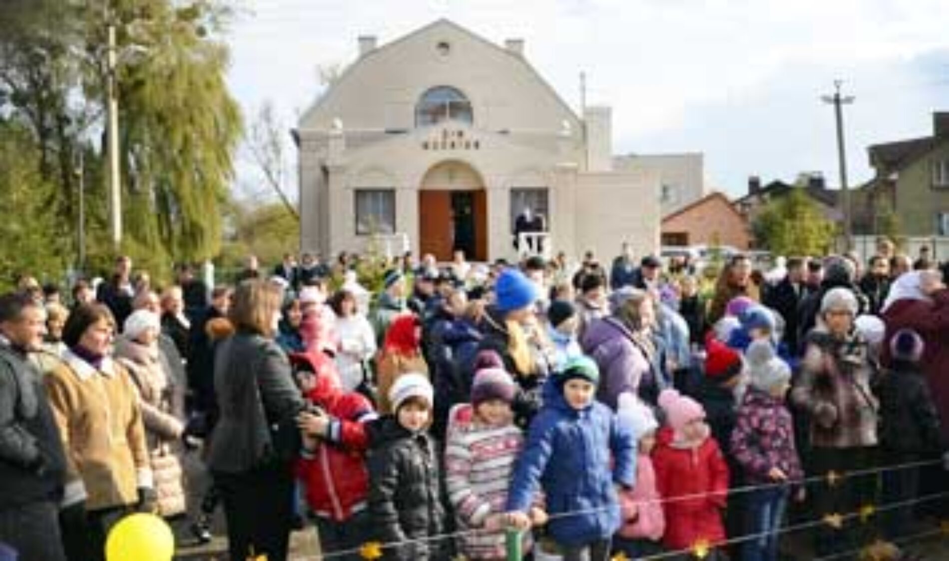 На своє 90-річчя церква в Острозі зробила подарунок місту, відкривши новий дитячий майданчик