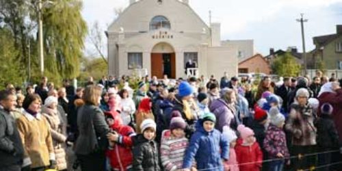 На своє 90-річчя церква в Острозі зробила подарунок місту, відкривши новий дитячий майданчик