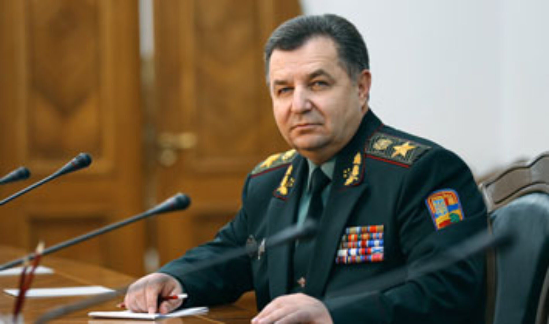 Полковник збройних сил вручив єпископу Ростиславу Мураху відзнаку міністра оборони «Медаль за сприяння Збройним силам України»