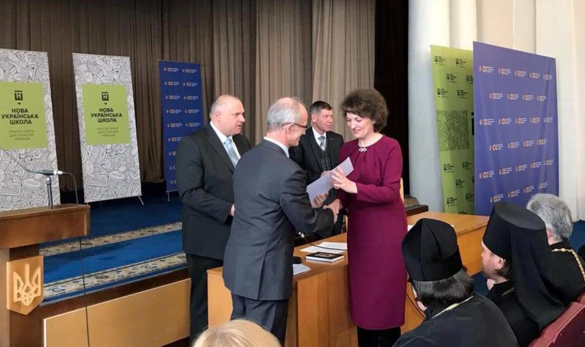 У Міністерстві освіти випускникам духовних вишів вручили свідоцтва про державне визнання дипломів