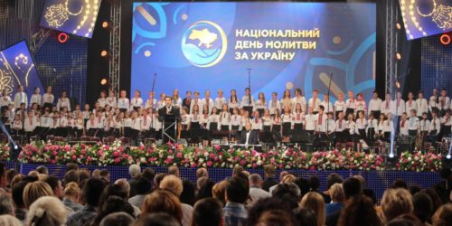 Тисячі християн об’єдналися в молитві за Україну  у столичному Палаці Спорту (ФОТО)
