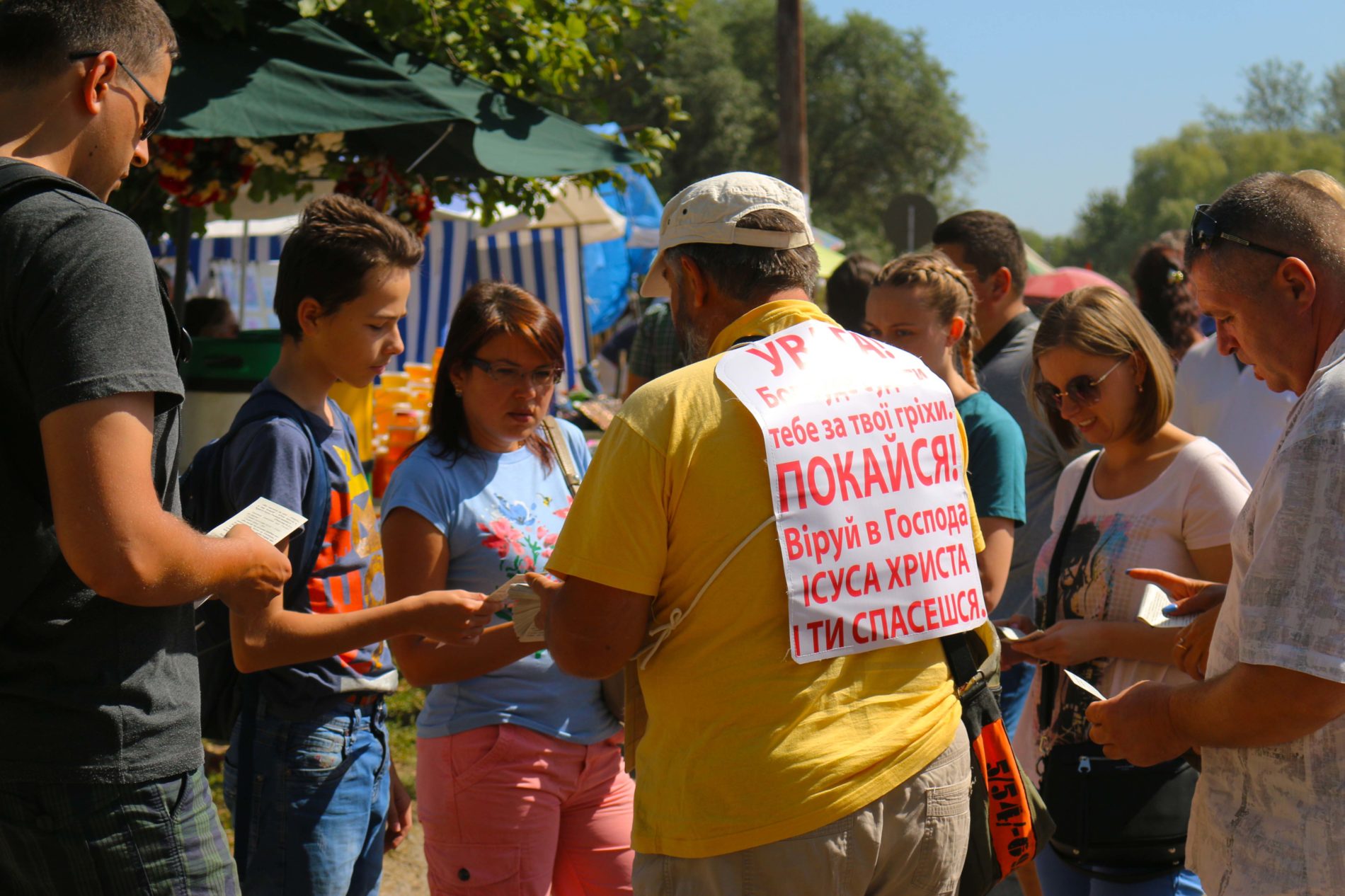 Вулична євангелізація з плакатами на Сорочинському ярмарку