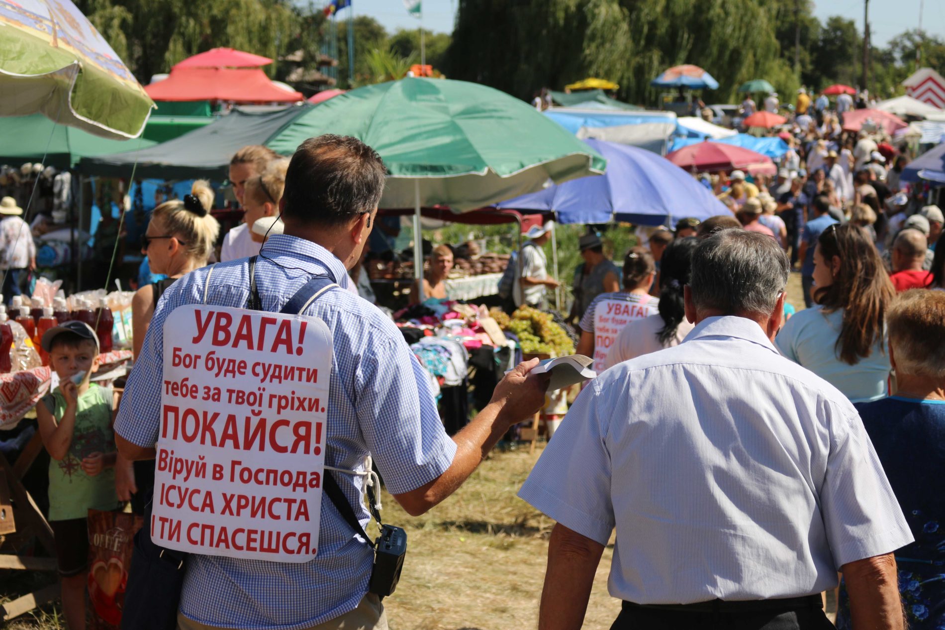 Вулична євангелізація з плакатами на Сорочинському ярмарку