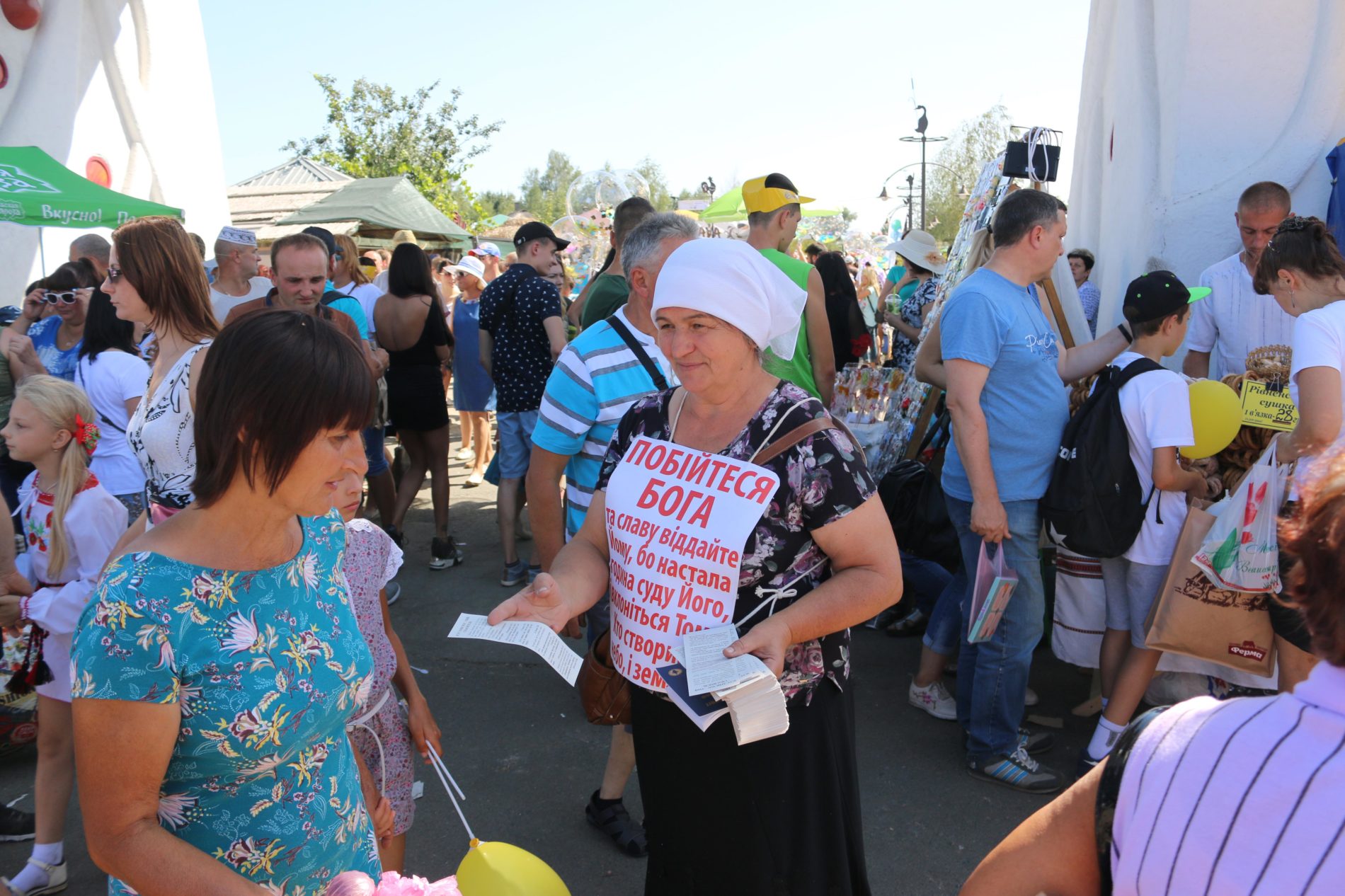 Вулична євангелізація з плакатами на Сорочинському ярмарку