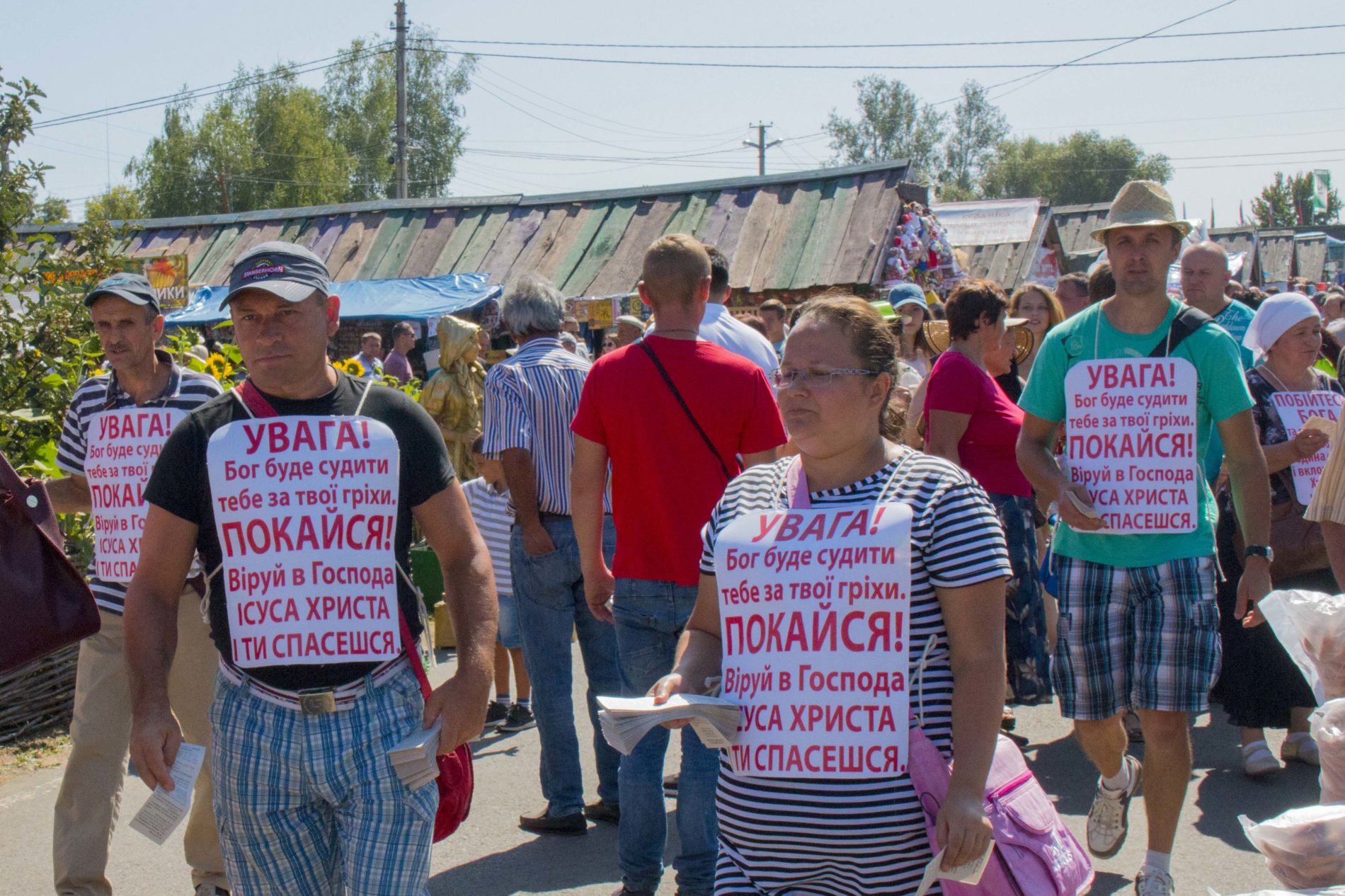 Вулична євангелізація з плакатами на Сорочинському ярмарку