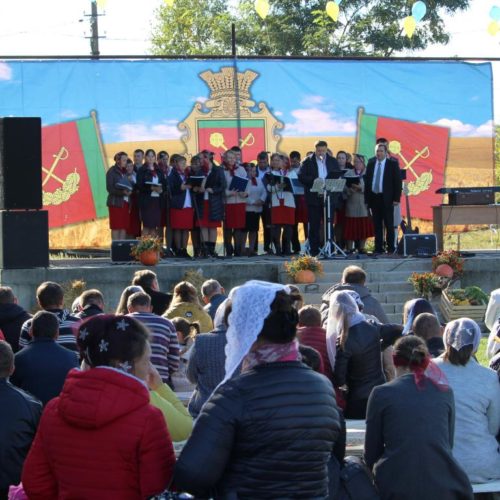 Коли церква стає лідером у селі: на Святі Подяки у Тарасівці влада дякувала церкві за активну позицію