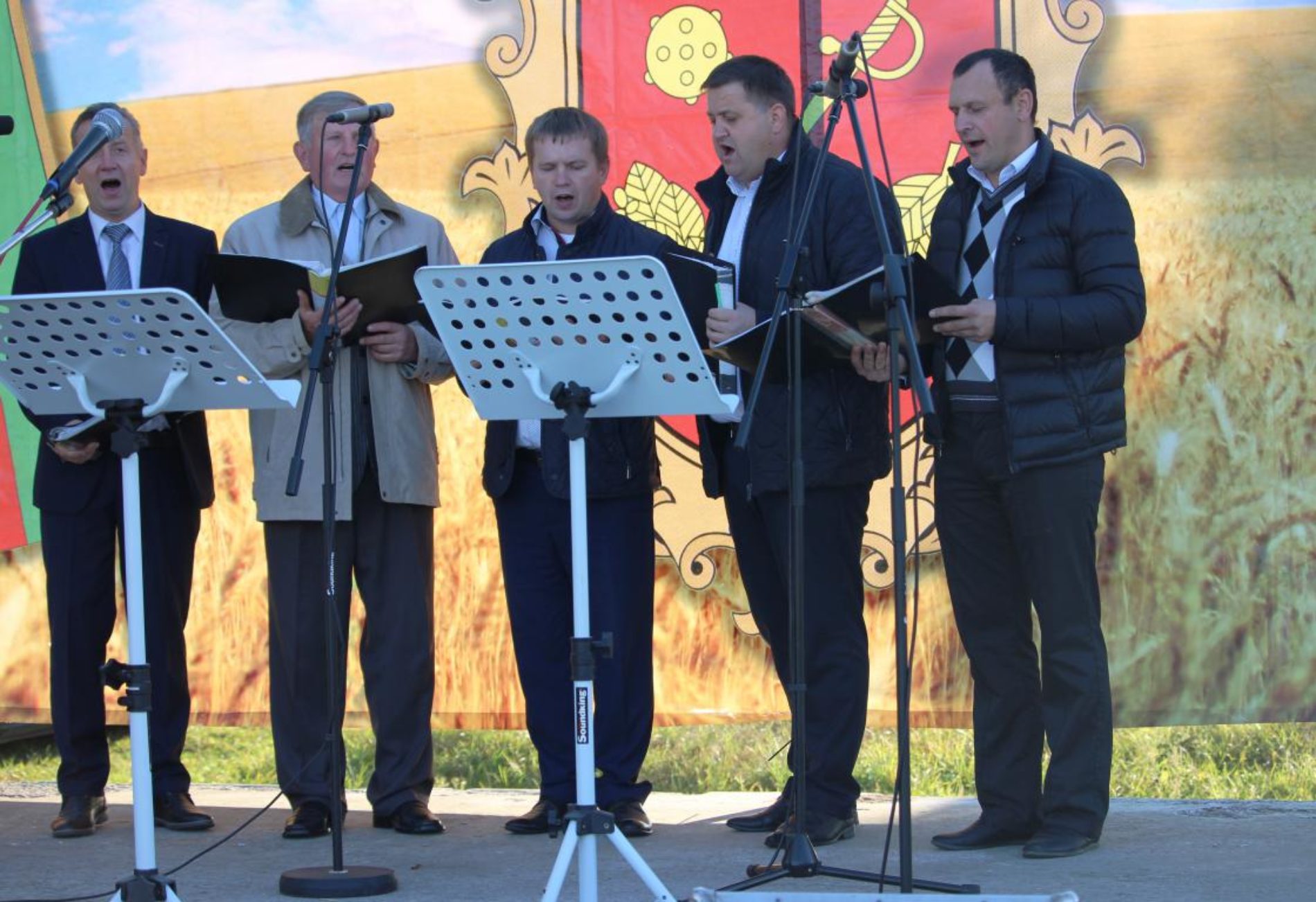 Коли церква стає лідером у селі: на Святі Подяки у Тарасівці влада дякувала церкві за активну позицію