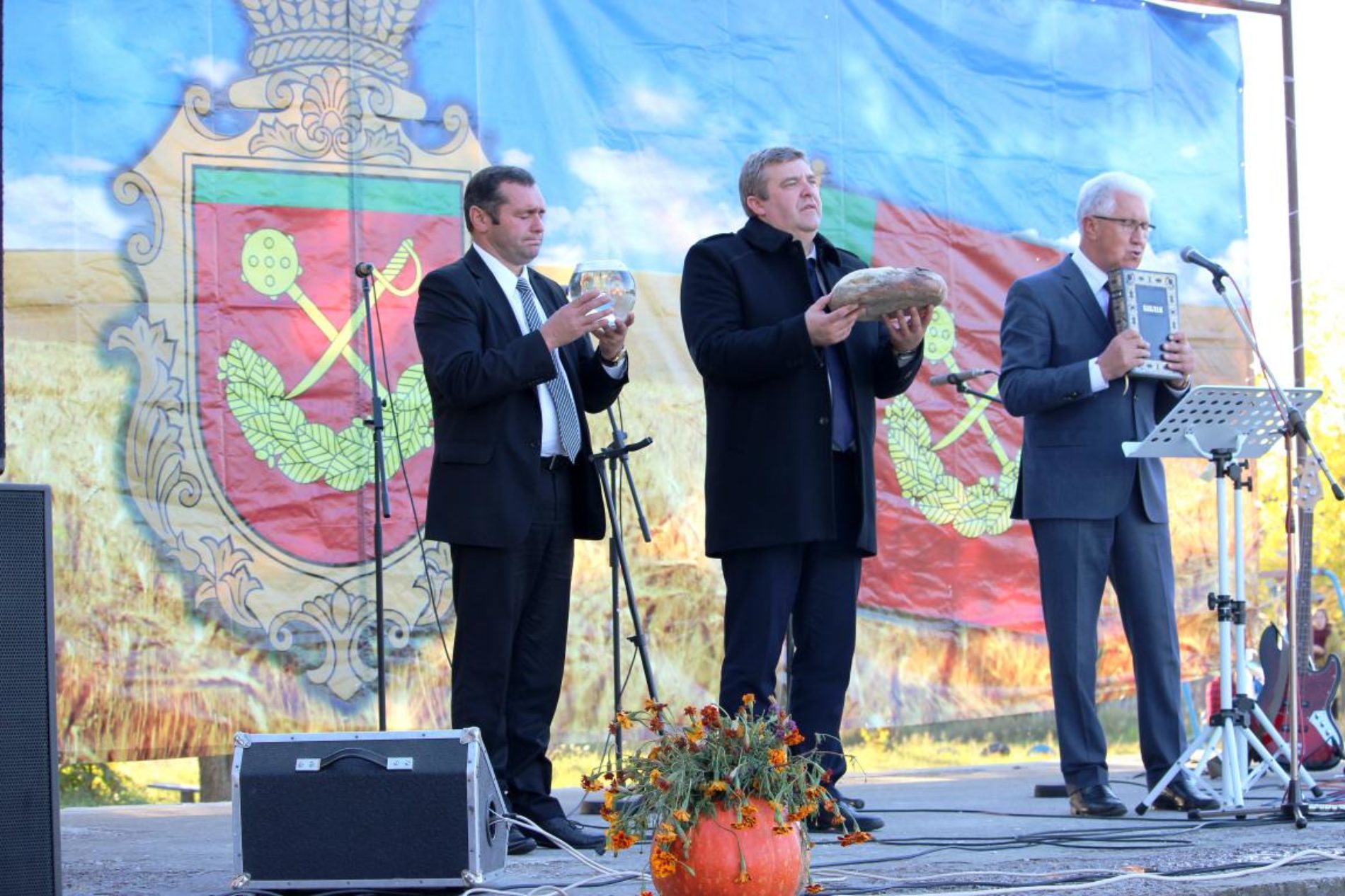 Коли церква стає лідером у селі: на Святі Подяки у Тарасівці влада дякувала церкві за активну позицію