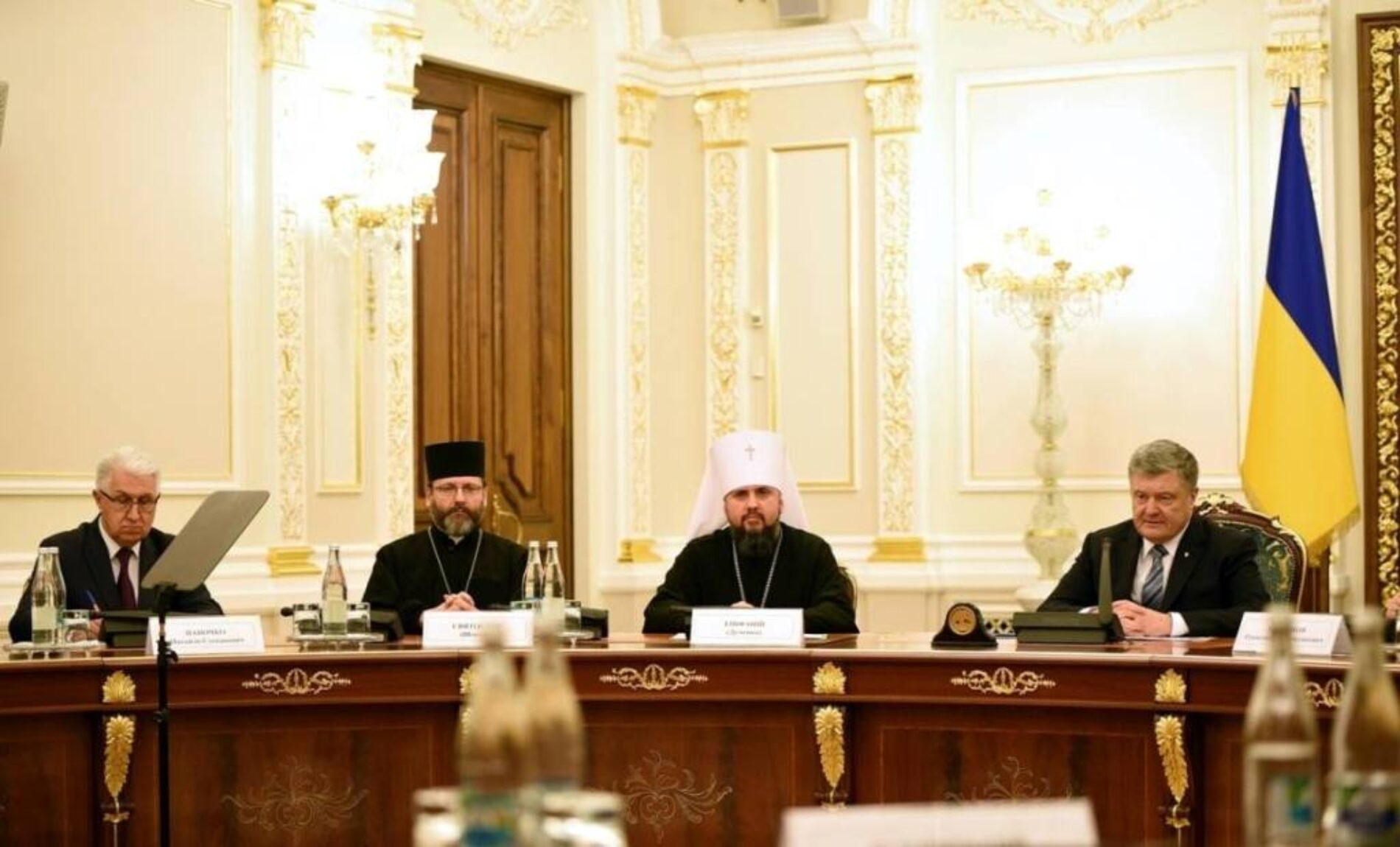 Петро Порошенко зустрівся із членами ВРЦіРО та попрохав священнослужителів посилити молитви про справедливі вибори