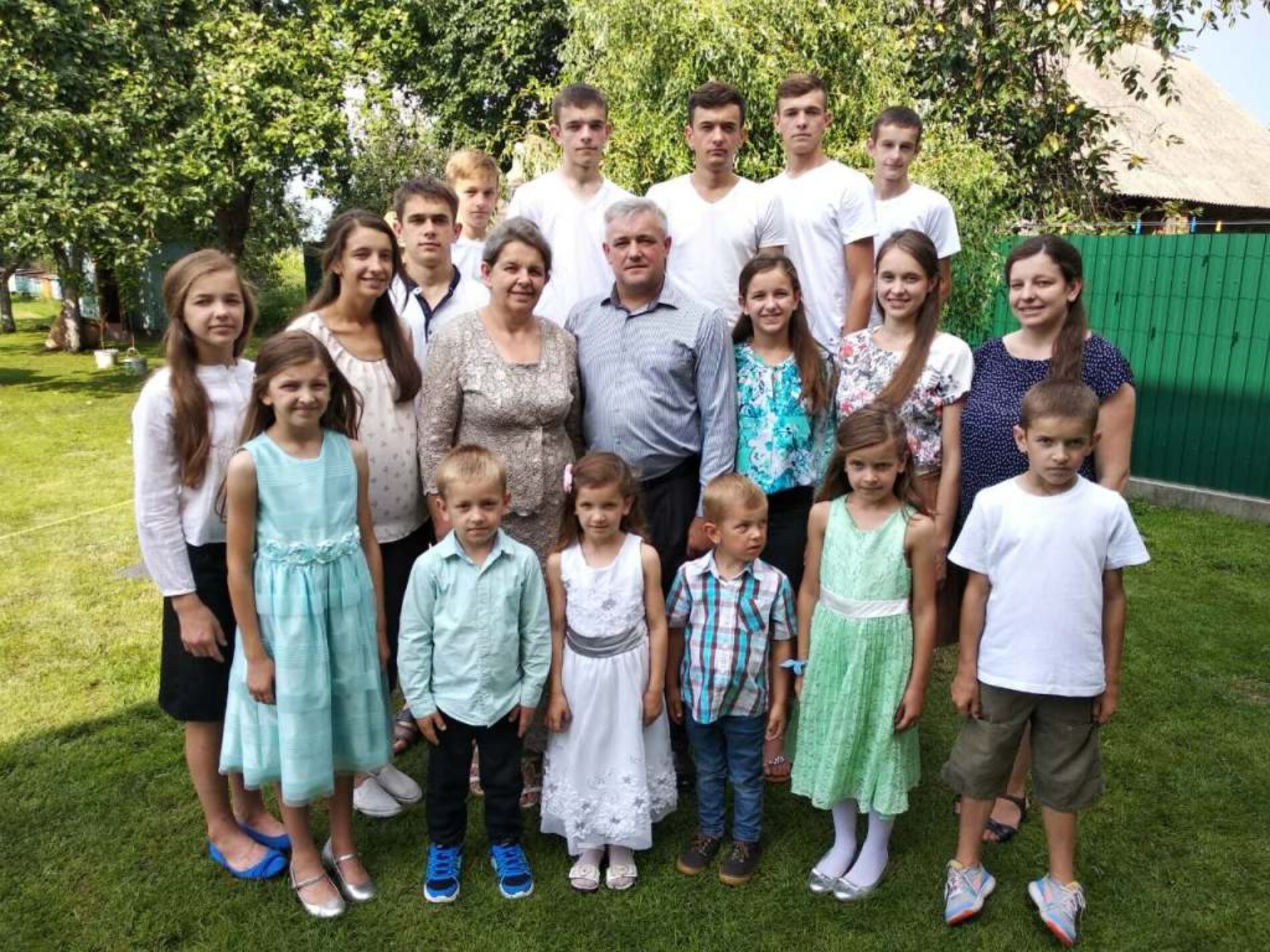 Унікальна історія багатодітної сім’ї Володимира Савочки: як діють Божі благословення у поколіннях