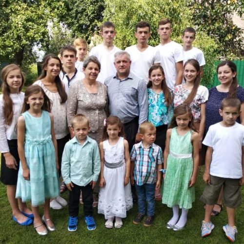 Унікальна історія багатодітної сім’ї Володимира Савочки: як діють Божі благословення у поколіннях