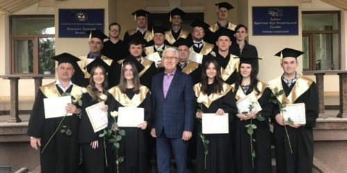 18 випускників КБІ отримали дипломи бакалавра та християнського служителя за програмами «Пасторське служіння» і «Християнська педагогіка»