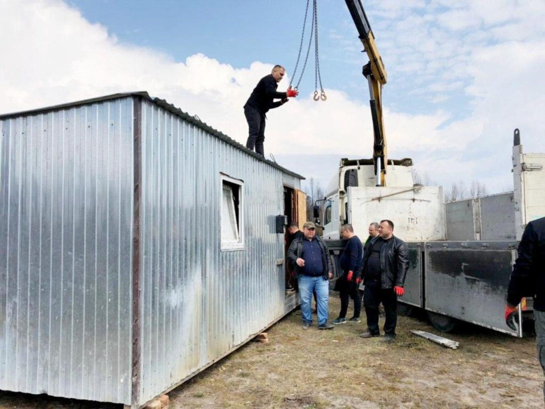Три будівельні вагончики доставили погорільцям на Житомирщину служителі київської церкви та волонтери 30 квітня