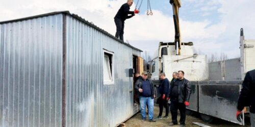 Три будівельні вагончики доставили погорільцям на Житомирщину служителі київської церкви та волонтери 30 квітня