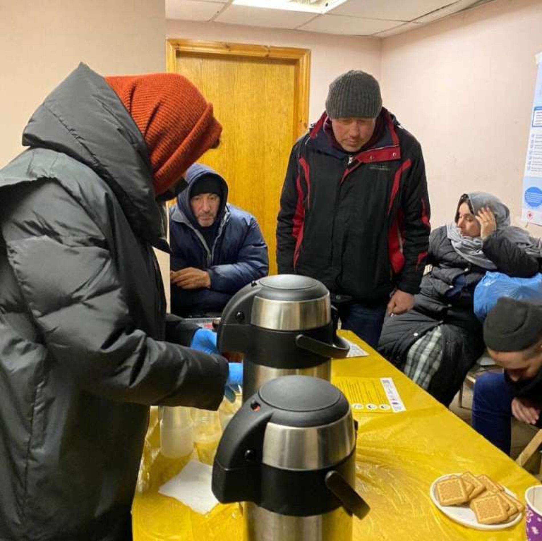 В морози члени київської церкви «Альфа» чергували в пункті обігріву, роздавали теплий одяг та духовно підтримували безхатченків     
