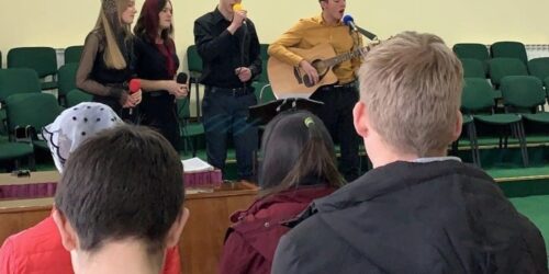 На Тернопільщині учасники обласної молодіжної конференції розважали над питанням – у чому сила християнина?