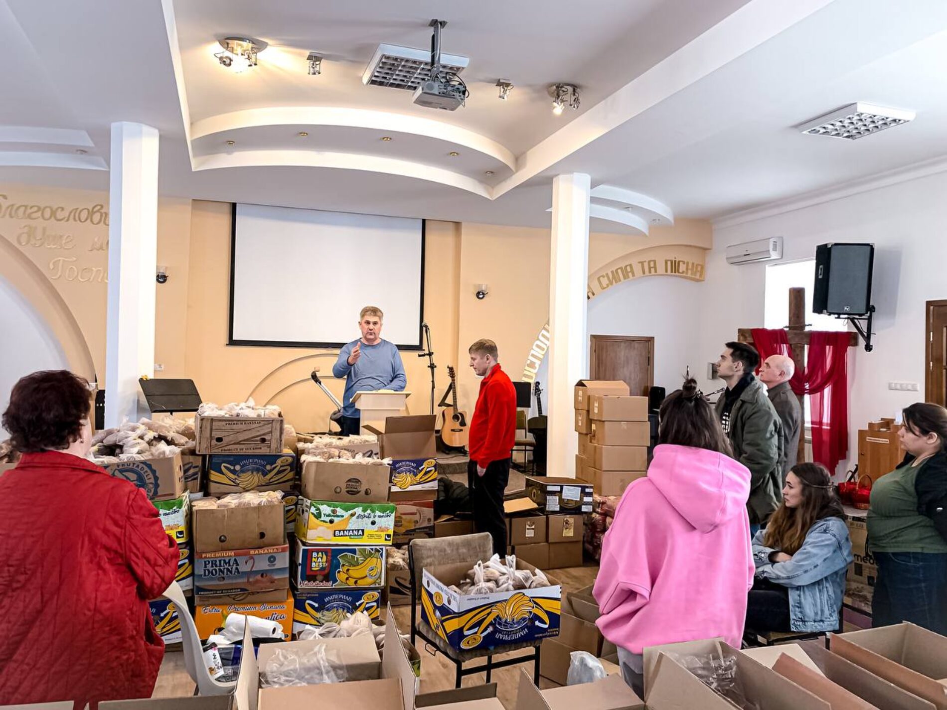 «У Києві біля церков, де роздаємо продуктові набори, люди збираються за 4-5 годин до початку роздачі» – Сергій Вознюк