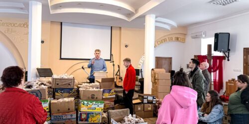 «У Києві біля церков, де роздаємо продуктові набори, люди збираються за 4-5 годин до початку роздачі» – Сергій Вознюк