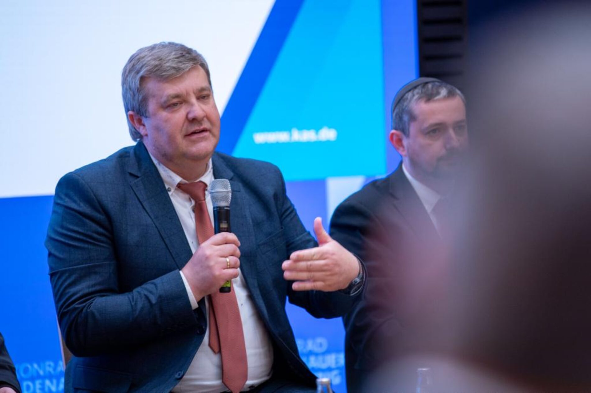 «На зустрічі з єврокомісаром ЄС Олівером Варгеї ми намітили перспективи співпраці в гуманітарній сфері» – Анатолій Козачок