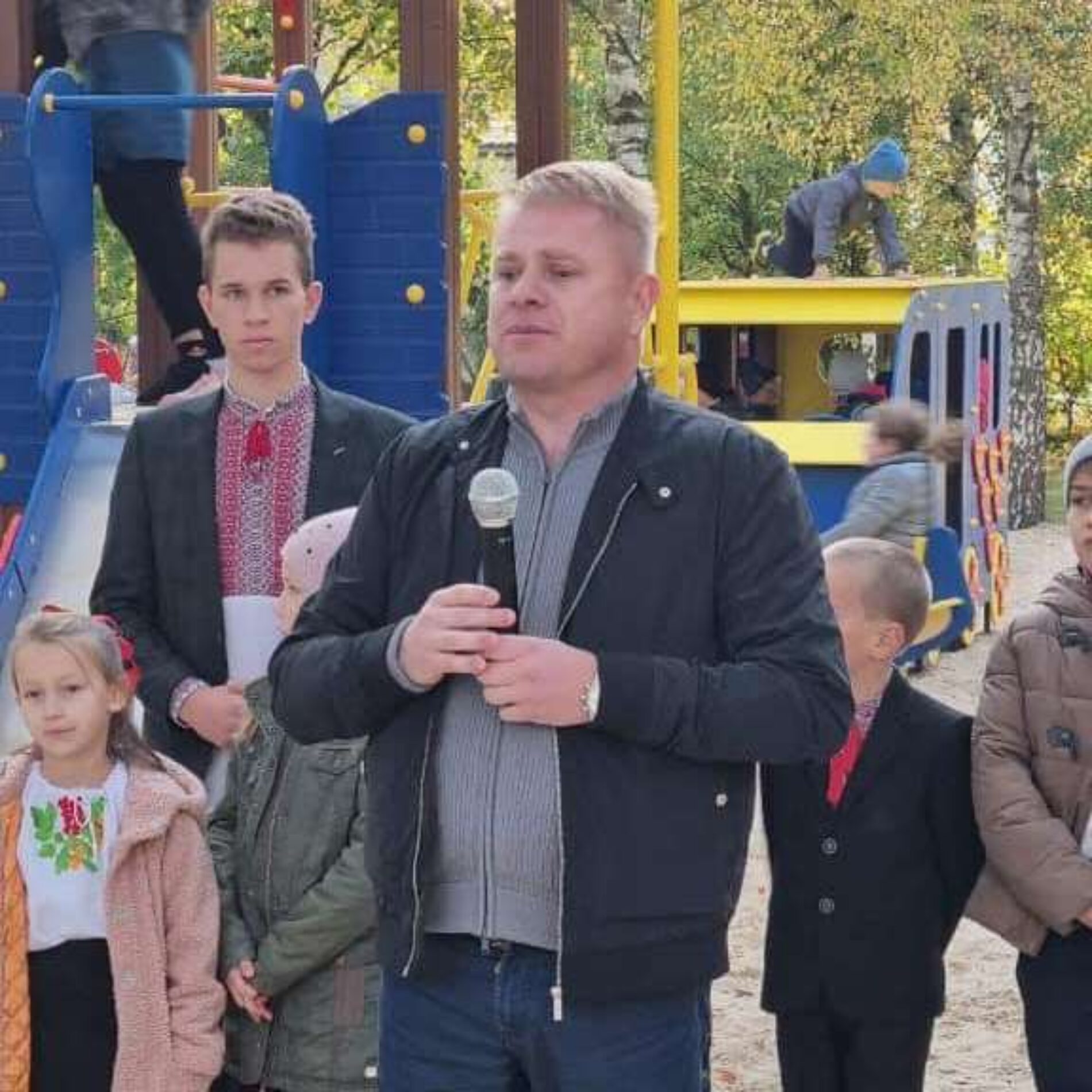У Березному на Рівненщині поруч з церквою відкрили дитячий майданчик