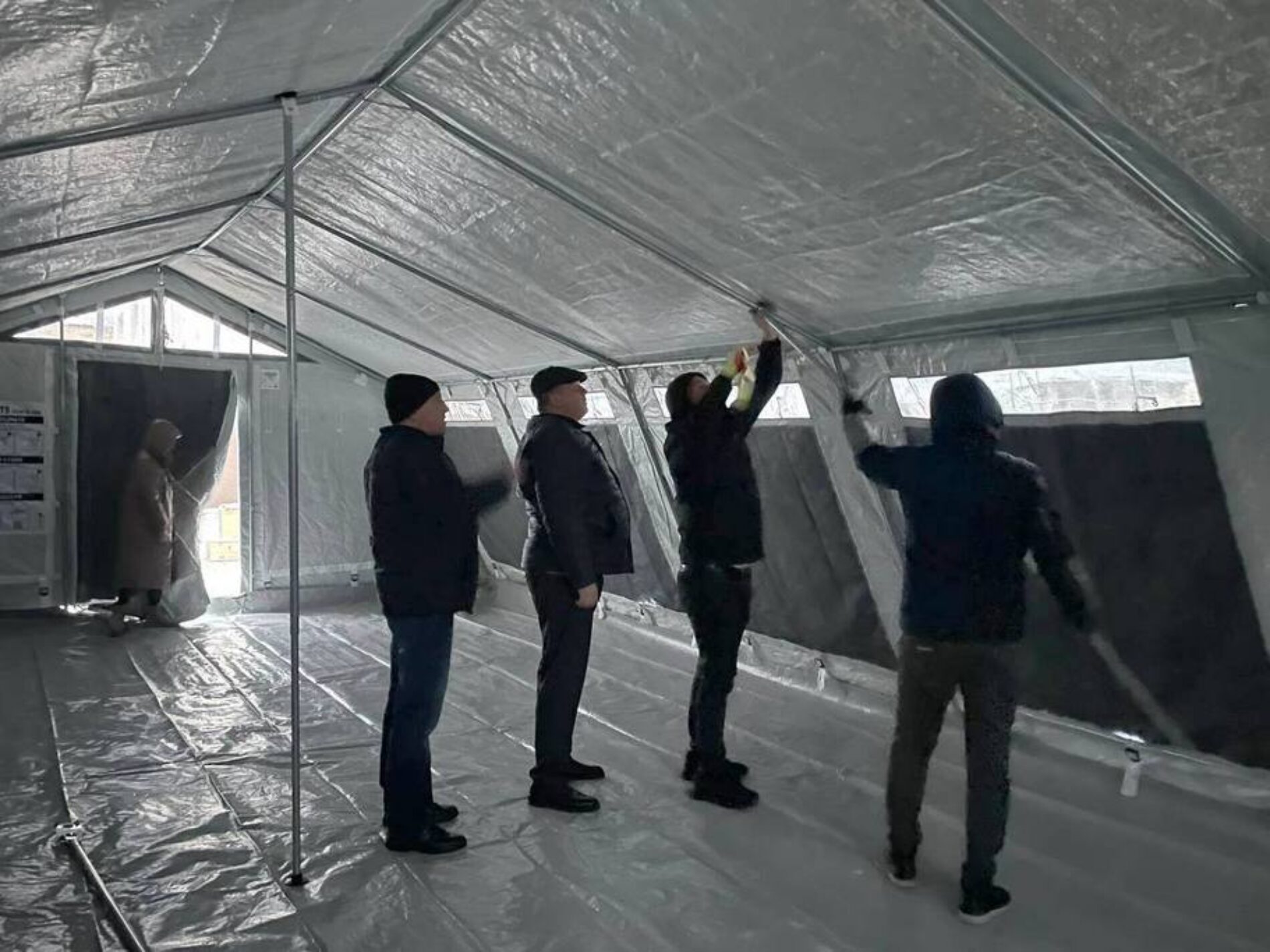 У Рівному на території офісу УЦХВЄ встановили палатку для обігріву та допомоги людям