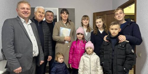 Подарунок від Бога – родинам загиблих волонтерів подарували власне  житло на Київщині (РЕПОРТАЖ)