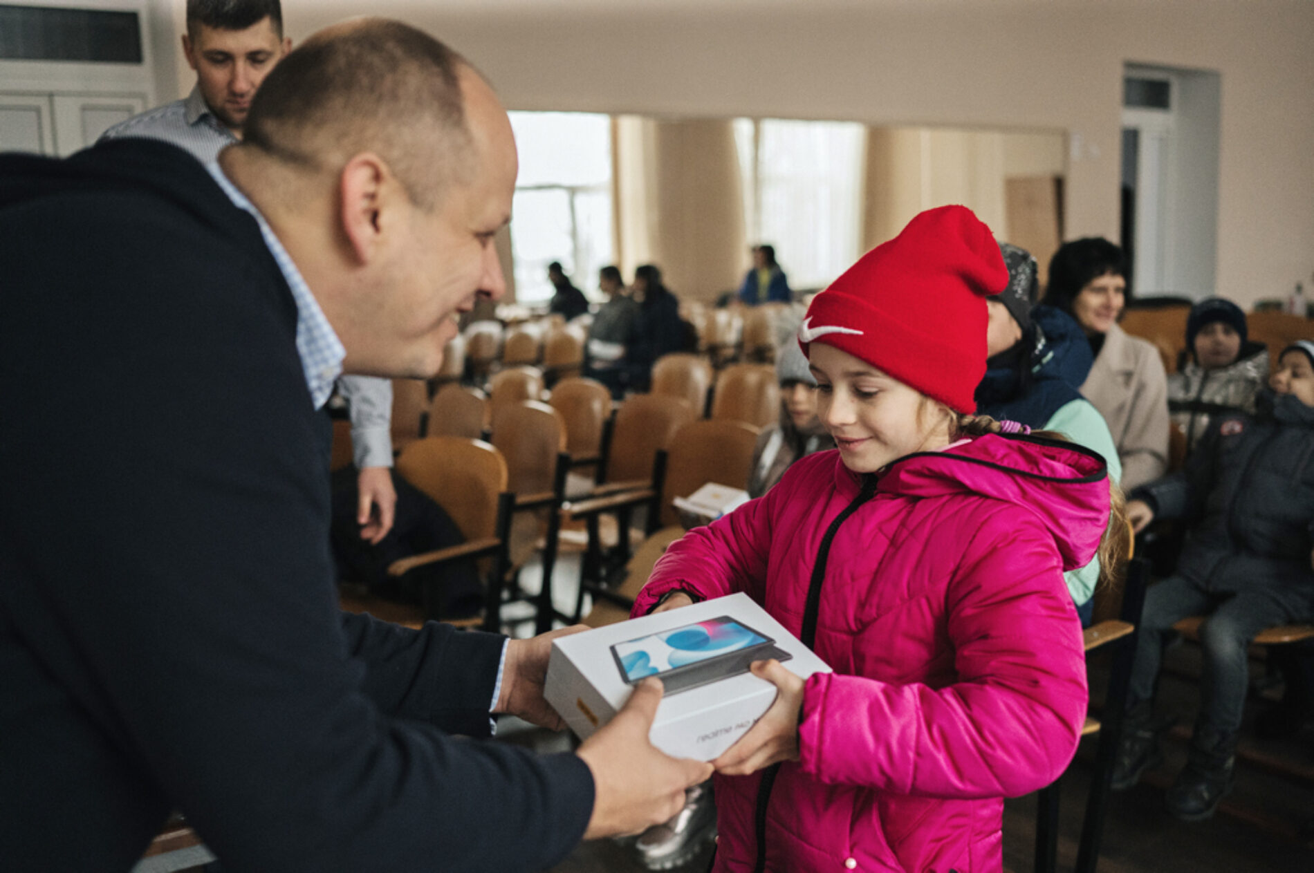 У селі на Черкащині пастор церкви вручив планшети в подарунок 18 школярам