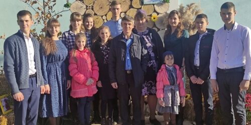 Як пастор з Харківщини, його дружина та 12 дітей, допомагали односельчанам під час окупації