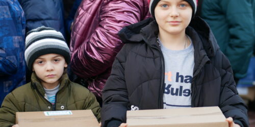 На триденну різдвяну програму для дітей ВПО у Первомайську прийшли близько 300 дітей із батьками