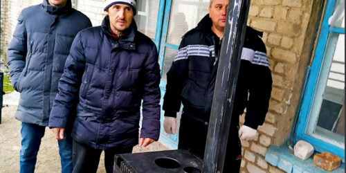 Буржуйки, теплі речі та харчі доставили у звільнені Козацьке та Веселе на Херсонщині  християни з Одещини