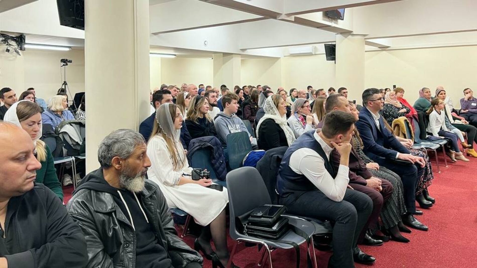 У Парижі, на базі  християнського центру Еvidence, де збирається громада УЦХВЄ, здійснили рукопокладення
