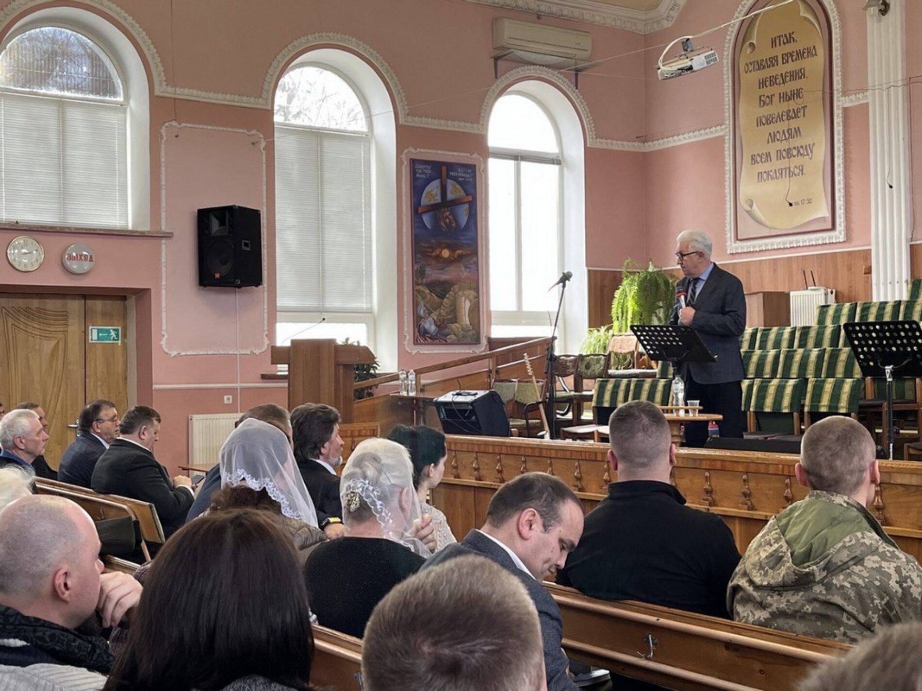 Понад 20 тисяч вимушених переселенців прийняли церкви Дніпропетровщини за рік війни