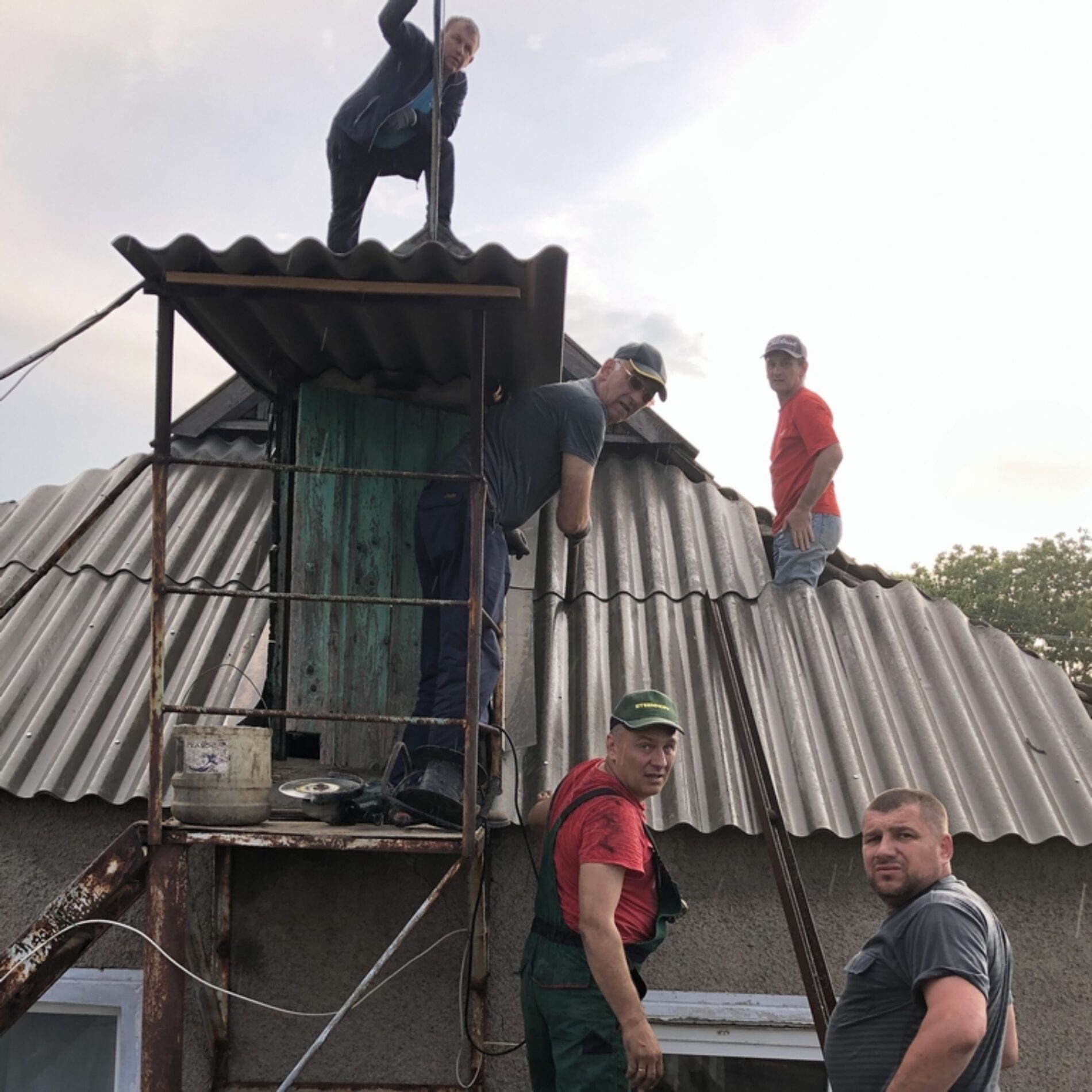 «Ніби Бог із неба явився…» – свідчення жінки про бригаду відбудовників з Тернопільщини (ВІДЕО)