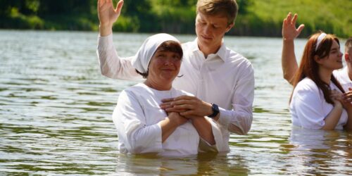 Церкви Києва провели спільне водне хрещення у відкритій водоймі (ФОТО)