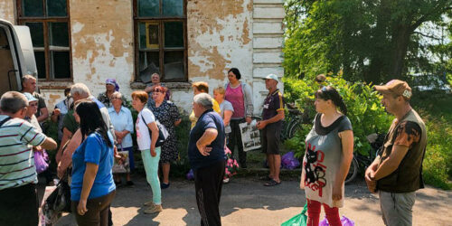 У Юрківці, де люди потерпають від ворожих обстрілів, продуктами допомагає церква