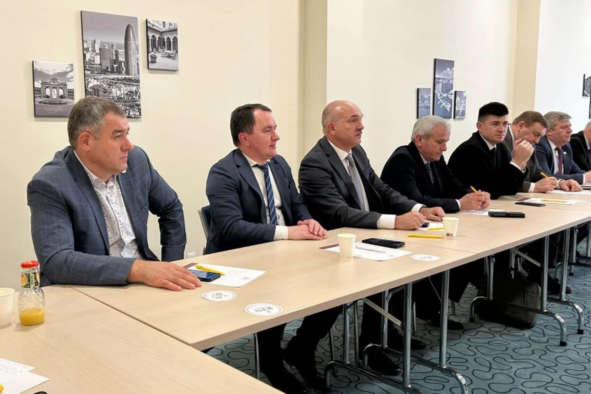Делегація УЦХВЄ перебуває з візитом у Румунії, де послужила у десятках церков та  відвідала Парламент