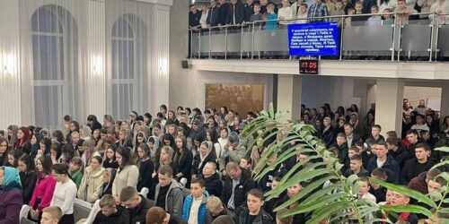 Понад 250 підлітків взяли участь в молитовному богослужінні