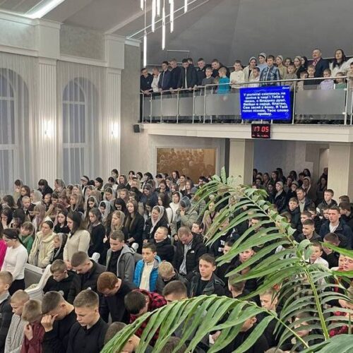 Понад 250 підлітків взяли участь в молитовному богослужінні