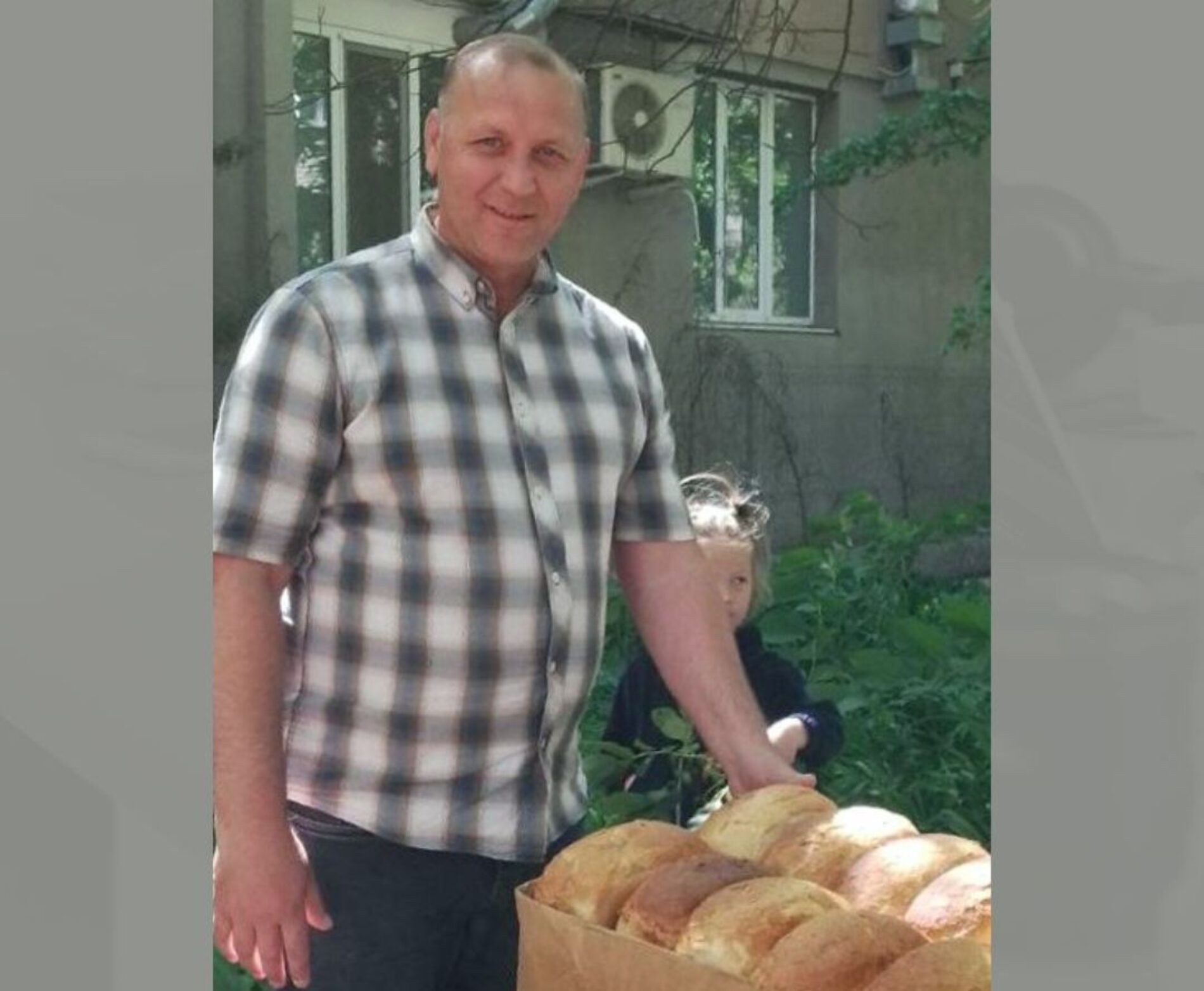 Свіжий хліб для мешканців  херсонських багатоповерхівок випікає й роздає церква «Дім молитви»