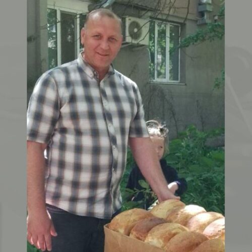 Свіжий хліб для мешканців  херсонських багатоповерхівок випікає й роздає церква «Дім молитви»