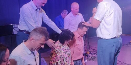 У двох церквах Запоріжжя рукопоклалдали нових пасторів