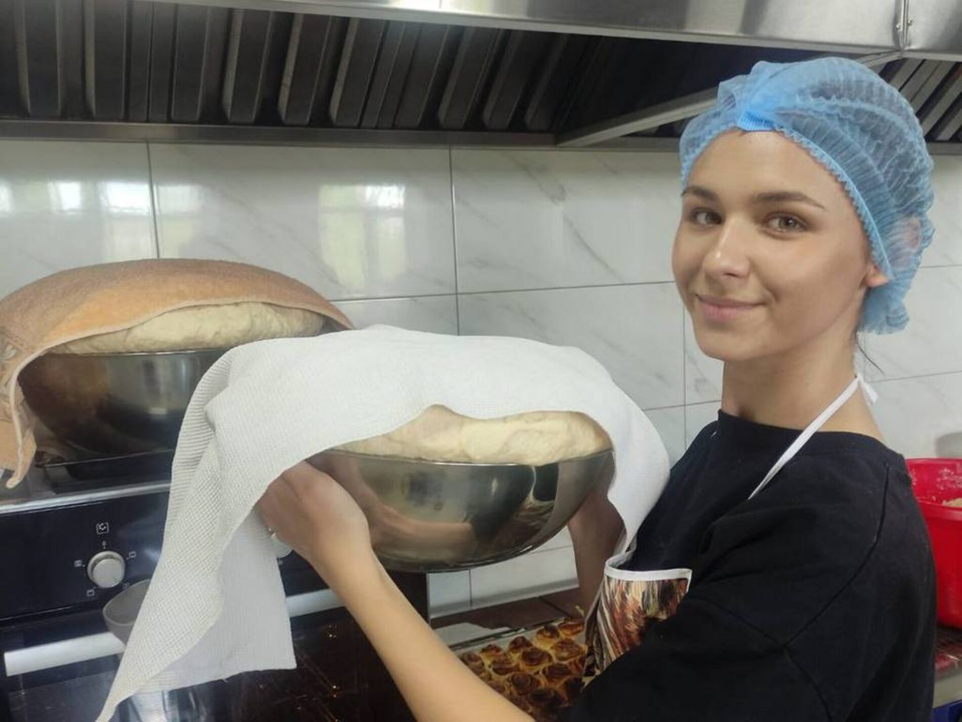 Випічку для ЗСУ готують віряни церкви «Надія», що у Тарасівці на Київщині