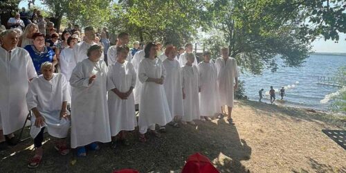 У Запоріжжі 94-річний дідусь та 23-річний  онук разом приймали водне  хрещення  
